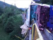 Camion despicat în două de balustrada unui pod, între Comarnic şi Sinaia