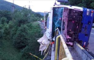 Camion despicat în două de balustrada unui pod, între Comarnic şi Sinaia
