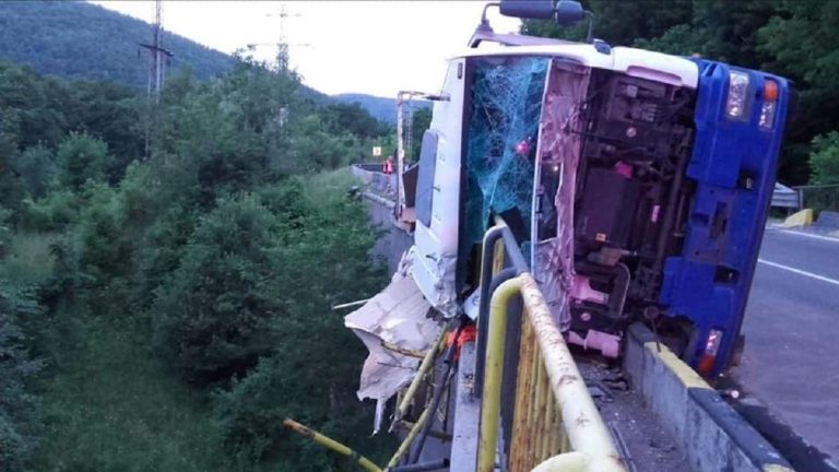 Camion despicat în două de balustrada unui pod, între Comarnic şi Sinaia