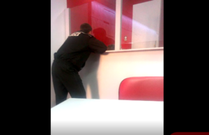 Directorul Poliției Locale Calafat filmat la păcănele și la pariuri sportive, în uniforma de serviciu! Declarația directorului pasionat de jocuri de noroc