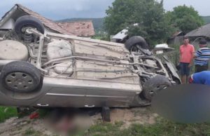 Accident teribil la Dărmăneşti, în Argeş. Un tânăr a murit pe loc, după ce s-a înfipt cu maşina într-o bancă