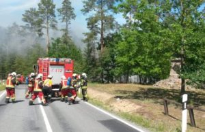 Două avioane s-au ciocnit în aer, în urma unui exerciţiu militar. Unul dintre piloţi a murit