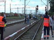 Fetiţă de 8 ani spulberată de locomotivă, sub ochii mamei şi surioarei mai mici, în Hunedoara. Copila a murit pe loc