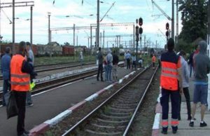 Fetiţă de 8 ani spulberată de locomotivă, sub ochii mamei şi surioarei mai mici, în Hunedoara. Copila a murit pe loc