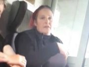 Lecţie oferită de o adolescentă într-un tren: a pus la punct o femeie care mânca seminţe. „Nu vă este ruşine puţin? Vă rog să ridicaţi cojile!“