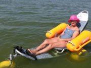 Se deschide plaja pentru persoanele cu dizabilităţi: scaune flotabile, şezlonguri adaptate şi cabine de schimb