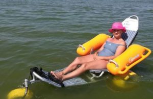 Se deschide plaja pentru persoanele cu dizabilităţi: scaune flotabile, şezlonguri adaptate şi cabine de schimb