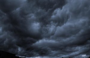 ALERTĂ METEO. Cod roşu de averse torenţiale, grindină şi vijelii puternice