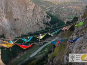 Unic în România! „La hamace între stânci”, la 200 m înălțime! Se întâmplă la Baia de Fier