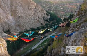 Unic în România! „La hamace între stânci”, la 200 m înălțime! Se întâmplă la Baia de Fier