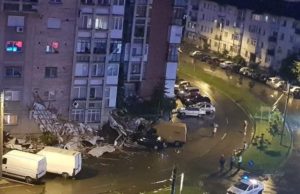 Acoperiș căzut peste masini in Craiovita. Copaci doborâti!