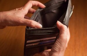 Populația, sufocată de inflație, în timp ce premierul se laudă cu a doua cea mai mare crește economică din UE