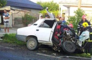 Dacie ruptă în două de un Audi condus de un poliţist, pe contrasens, la Drăgăneşti, în Galaţi. Doi oameni au murit
