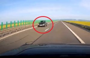 Haos pe autostrada A3, la intrarea dinspre Câmpia Turzii. O şoferiţă a fost filmată în timp ce conducea pe contrasens.
