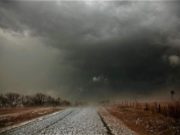 Furtuni deosebit de puternice lovesc acum în 12 judeţe. Alertă meteo cu efect imediat