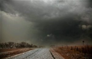 Furtuni deosebit de puternice lovesc acum în 12 judeţe. Alertă meteo cu efect imediat