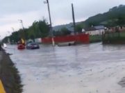 Ploile tot mai abundente din ultima perioadă au provocat inundații de proporții în mai multe județe din România. În județul Galați, situația este sumbră, căci zeci de locuințe au fost pur și simplu distruse de viituri, iar pagubele sunt însemnate