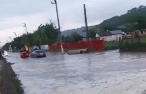 Ploile tot mai abundente din ultima perioadă au provocat inundații de proporții în mai multe județe din România. În județul Galați, situația este sumbră, căci zeci de locuințe au fost pur și simplu distruse de viituri, iar pagubele sunt însemnate