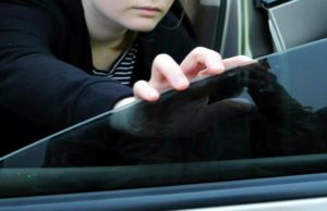 RAR avertizează: „Atenție la foliile montate pe geamurile mașinii!”. Ce riscă șoferii