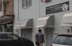 Îngrijitoare româncă acuzată că a maltratat și umilit un bătrân de 94 de ani, în Italia