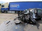 Groază pentru un şofer român, o maşină a intrat direct în TIR-ul lui, pe contrasens, în Franţa, şi s-a făcut praf