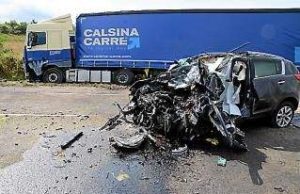 Groază pentru un şofer român, o maşină a intrat direct în TIR-ul lui, pe contrasens, în Franţa, şi s-a făcut praf