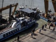 Nava scufundată în Dunăre, la Budapesta, este scoasă din apă. Corpurile altor patru victime, recuperate