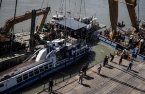 Nava scufundată în Dunăre, la Budapesta, este scoasă din apă. Corpurile altor patru victime, recuperate