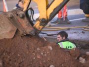 Bărbat în stare critică, opărit de apa fiartă care a ţâşnit dintr-o conductă spartă de muncitori, la Hunedoara