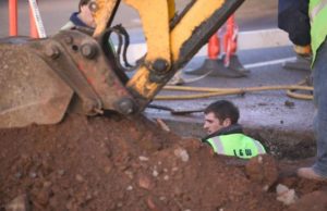 Bărbat în stare critică, opărit de apa fiartă care a ţâşnit dintr-o conductă spartă de muncitori, la Hunedoara