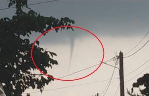 Vremea rea se pare că nu vrea deloc să părăsească România! Astfel, în județele Brăila, Brașov, Galați și Arad au fost filmate tornade spectaculoase, care i-au îngrozit pe locuitori.