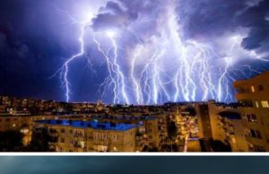 Furtuni violente în ţară. S-a emis COD ROŞU! Ce trebuie să faci dacă eşti surprins de fenomenele EXTREME