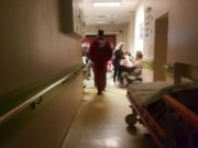 Calvarul unei mame după ce a născut la un spital privat din Capitală: copilul a paralizat după naştere