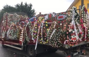 Coroanele de flori, înterzise la înmormântări?! Preoţii au început o adevărată campanie