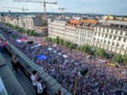 Acuzat de fraudă cu fonduri europene și contestat masiv în stradă, premierul miliardar al Cehiei atacă UE și dă vina pe Soros