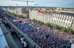 Acuzat de fraudă cu fonduri europene și contestat masiv în stradă, premierul miliardar al Cehiei atacă UE și dă vina pe Soros