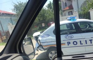 Trei mașini noi de poliție, plecate de la Mioveni spre Mehedinți, s-au lovit una de alta