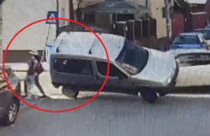 VIDEO | O bunică și nepoata ei au scăpat miraculos cu viață, după ce două mașini făcut praf, într-o intersecție.