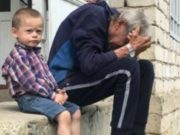 VIDEO | Un bunic cu 3 nepoți a rămas pe drumuri, după ce i-a ars casa. Să-l ajutăm împreună!