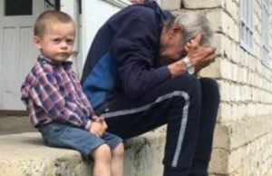 VIDEO | Un bunic cu 3 nepoți a rămas pe drumuri, după ce i-a ars casa. Să-l ajutăm împreună!