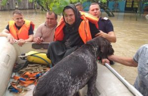 Bătrână salvată din calea apelor: „Luați maică și câinele, ca și el e suflet!”