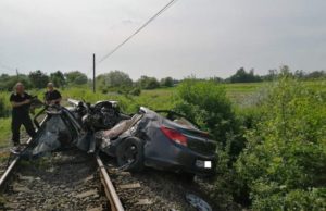 Opel făcut bucăţi de tren, la Beiuş, şoferul a murit pe loc, după de ar fi forţat trecerea la calea ferată