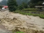 Maşină luată de viitură, în Buzău. Șoferul s-a salvat în ultimul moment