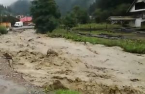 Maşină luată de viitură, în Buzău. Șoferul s-a salvat în ultimul moment