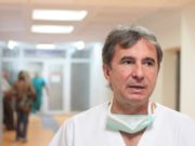 Un medic celebru din Timișoara merge cu o caravană medicală prin munți ca să-i consulte pe oamenii din zonele izolate