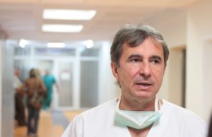Un medic celebru din Timișoara merge cu o caravană medicală prin munți ca să-i consulte pe oamenii din zonele izolate