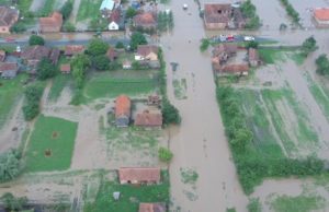Un cititor al Jurnal arădean/Aradon ne-a oferit un material video, filmat cu drona, în care se vede localitatea Bata acoperită de ape