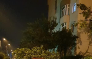 Urgie în Bănie! Vijelia face prăpăd. Copaci căzuți pe o Ambulanta și pe o țeavă de gaze