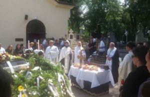 Răspuns al mitropolitului Clujului la înmormântarea victimelor din Halkidiki: „De ce Dumnezeu a îngăduit ca mama şi copilul să părăsească această lume?”