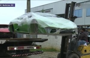 Fabrică de Ferrari și Lamborghini false, descoperită și închisă de poliție. Cu cât erau vândute mașinile